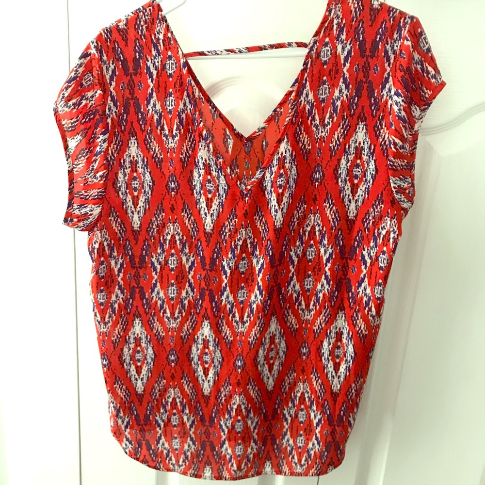 Blouse with small back cut-out.